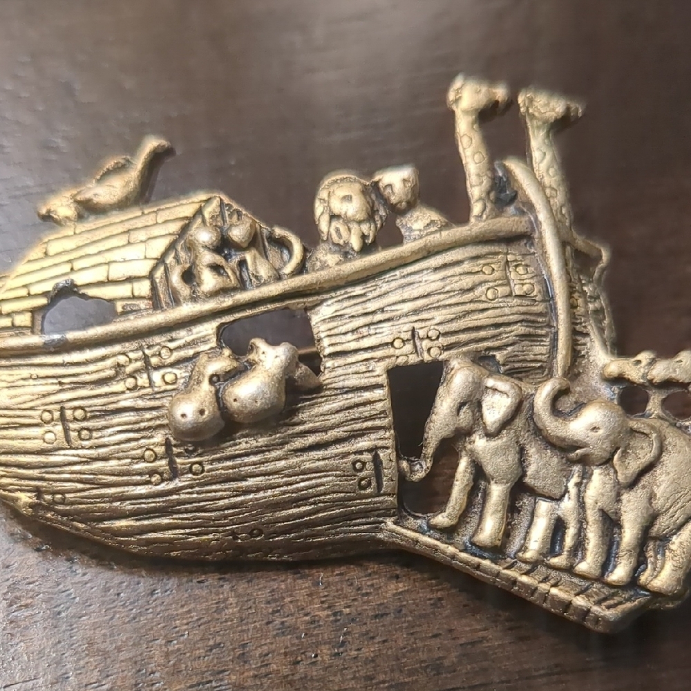 Noah's Ark Brooch - Picture 2 of 3